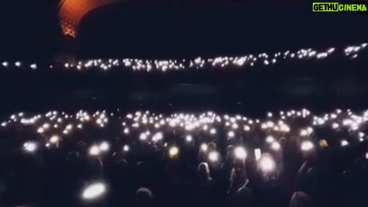 Cecilia Milone Instagram - En #BuenosAires nos sorprendieron con las linternas durante la obertura del segundo acto… En #MarDelPlata fueron por más… ¡Improvisaron un karaoke a viva voz! ¿¿¿@pepecibrianc, @angelmahlerok, entienden esto??? ¡MILAGRO! AMOR, EN ESTADO PURO. Están jodidos, eh…😉 ¿Quién los puede separar? NI USTEDES. 😜❤️