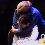 Cecilia Milone Instagram - Cuando alguien sufre, solamente necesita un abrazo. #Juana lo sabe, y abraza a #Emilia en @portenasok a pesar de estar en las antípodas, un personaje del otro. Yo quiero contarles que @polittiandrea va abrazando… SIEMPRE. Por eso han sido ÉXITO tantos programas conducidos por ELLA. Ahora lo entiendo. ¿Qué le pasa a la #Tele, con tanto programa descarnado, y sin un programa que ABRACE? 🤍🪽 Foto: @stromhagel