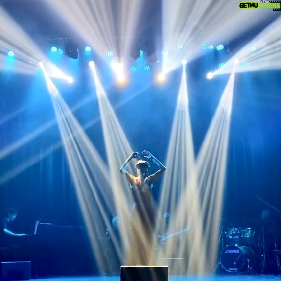 Cecilia Milone Instagram - Las luces increíbles que creó @juampiragonese La magia, que ocurre en cada función de @mastertangoshow. Mi emoción cantando #UNO del gran #EnriqueSantosDiscépolo y de mi más preciado faro: #MarianoMores 🙌🏻 La foto de @chichobonelli 💖💫