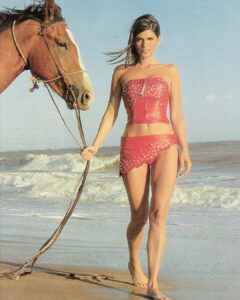 Cecilia Milone Instagram - #UnCaballo #UnMar #UnaMiloneEnMarDelPlata ❤️🌊 #Año2005