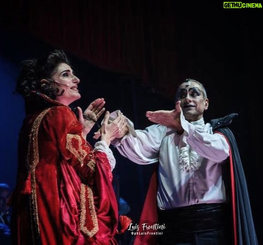 Cecilia Milone Instagram - Ay, Juan… ¡lo qué te quiero! #ÚltimoSaludo #Drácula #ChauMina #Rosario @teatrobroadwayrosariook Foto: @phluisfrontini
