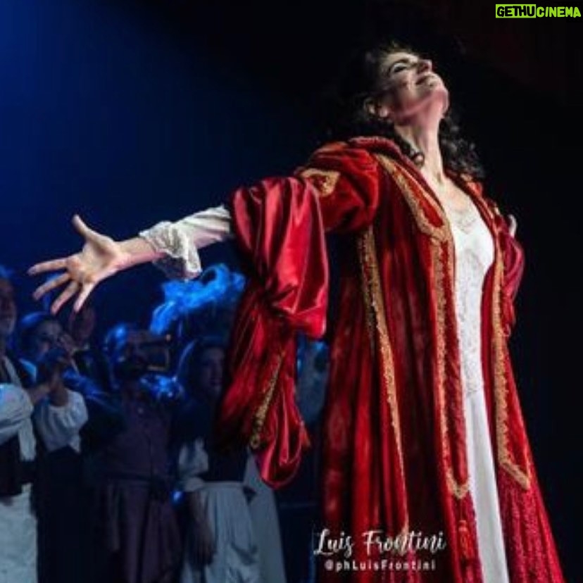Cecilia Milone Instagram - Sintiendo a #Rosario en cuerpo y alma. El último saludo. #ChauMina @dracula.elmusical @teatrobroadwayrosariook Foto: @phluisfrontini