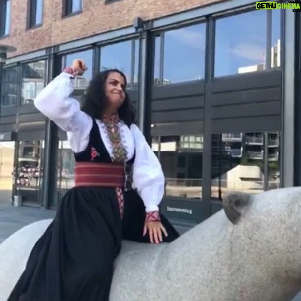 Cecilie Steinmann Neess Instagram - Veien opp må ikke alltid være elegant, så lenge du leverer på toppen! Climbing! #sukCess
