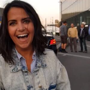 Cecilie Steinmann Neess Instagram - I går toppet livet seg!!! takket være disse nydelige russejentene som har navngitt vanen sin "SukCess2018"👑 Det sa seg selv at jeg bare MÅTTE møte dem, og i går kom de kjørende inn foran @latteroslo  #GÅSEHUD!! Jeg smilte med hele fjeset og ble uglycry-rørt på et tidspunkt også.
Det er ting som dette som gjør jobben min til verdens beste jobb!! Jeg er FOR takknemlig! Keep Climbing! #sukCess @sukcess2018. (📸 @alexbraathen )