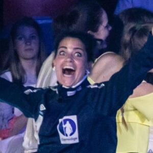 Cecilie Steinmann Neess Instagram - Siste jeg sa til meg selv før håndballkampen var: Lek kul, ro deg kraftig ned, og ikke få helt overtenning nå, Cess. Well... #sukCess 🤾🏻‍♀️ (bla👉🏼)
@plannorge @handballandslagene