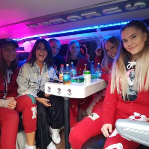 Cecilie Steinmann Neess Instagram - I går toppet livet seg!!! takket være disse nydelige russejentene som har navngitt vanen sin "SukCess2018"👑 Det sa seg selv at jeg bare MÅTTE møte dem, og i går kom de kjørende inn foran @latteroslo  #GÅSEHUD!! Jeg smilte med hele fjeset og ble uglycry-rørt på et tidspunkt også.
Det er ting som dette som gjør jobben min til verdens beste jobb!! Jeg er FOR takknemlig! Keep Climbing! #sukCess @sukcess2018. (📸 @alexbraathen )