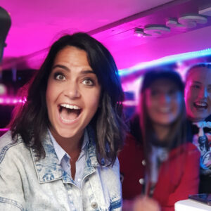 Cecilie Steinmann Neess Instagram - I går toppet livet seg!!! takket være disse nydelige russejentene som har navngitt vanen sin "SukCess2018"👑 Det sa seg selv at jeg bare MÅTTE møte dem, og i går kom de kjørende inn foran @latteroslo  #GÅSEHUD!! Jeg smilte med hele fjeset og ble uglycry-rørt på et tidspunkt også.
Det er ting som dette som gjør jobben min til verdens beste jobb!! Jeg er FOR takknemlig! Keep Climbing! #sukCess @sukcess2018. (📸 @alexbraathen )