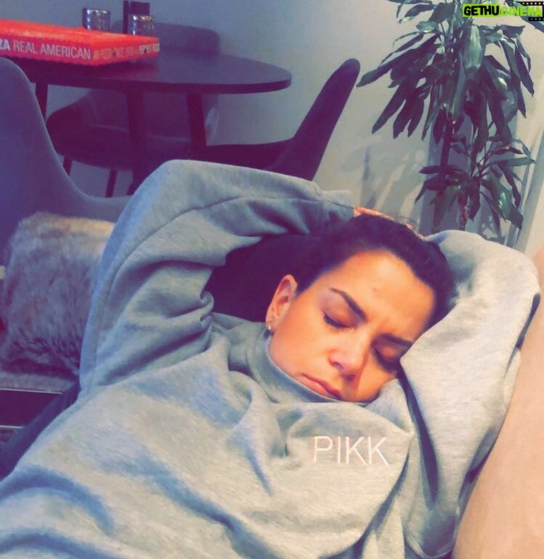 Cecilie Steinmann Neess Instagram - Peppes, pikk og powernap❤️ God søndag. #sukCess #thekåssfuruseths