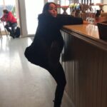 Cecilie Steinmann Neess Instagram – Får Coyote Ugly-ticks hver gang jeg ser en bardisk. #sukCess Det Gule Galleriet
