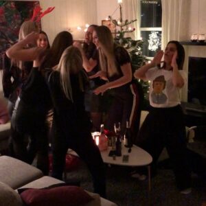 Cecilie Steinmann Neess Instagram - 23.desember - Når du prøver hardt å være en del av gjengen. #sukCess #squadgoals