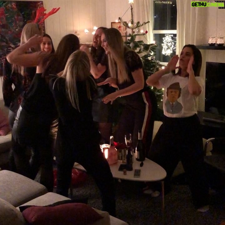 Cecilie Steinmann Neess Instagram - 23.desember - Når du prøver hardt å være en del av gjengen. #sukCess #squadgoals