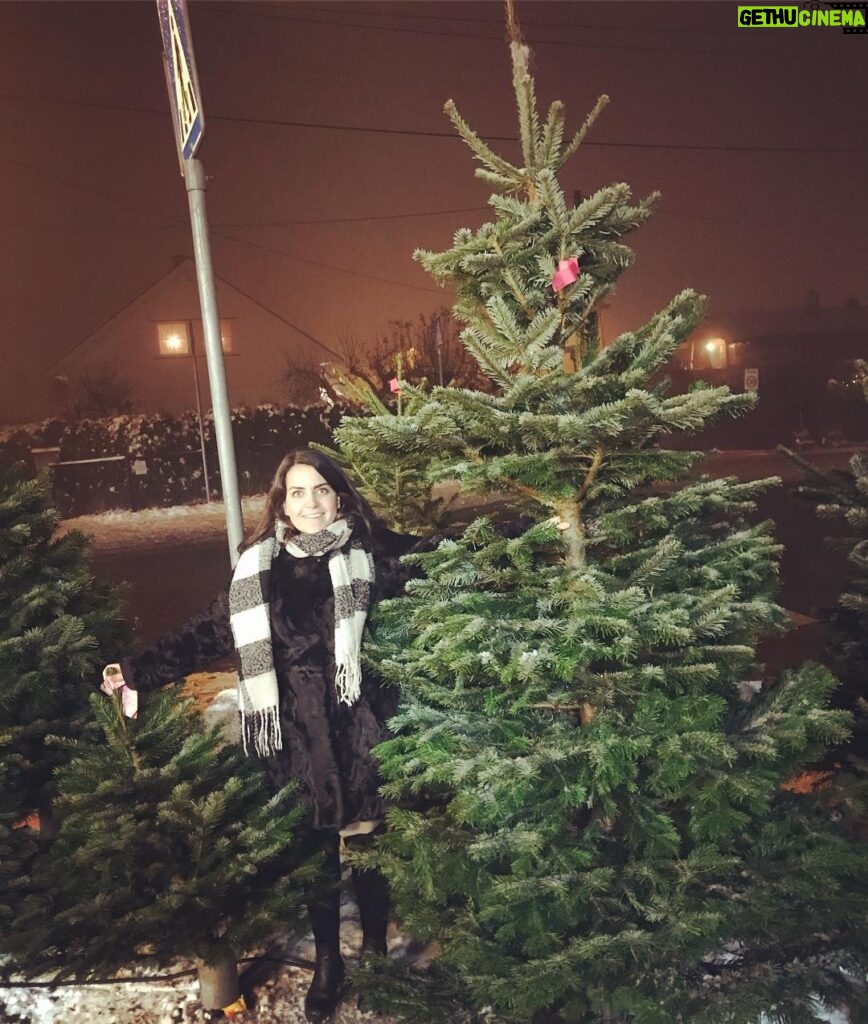 Cecilie Steinmann Neess Instagram - 22.desember - Det ble det til venstre🙋🏻‍♀️ #sukCess #DetErDeSmåTræreneILivetSomBetyrNoe #GodtGrepOmToppen