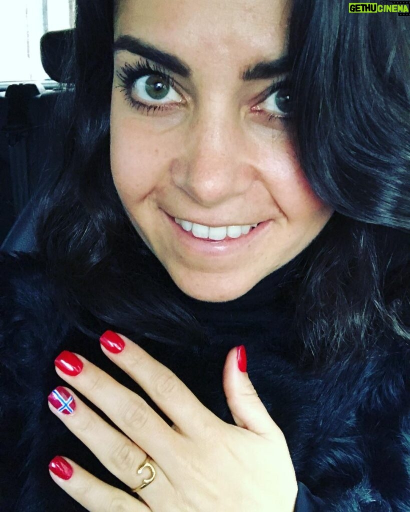 Cecilie Steinmann Neess Instagram - Fått nyyydelige VM-negler⭐️❤️ Tusen takk til @miabeverlyn som tok utfordringen👌🏼 #sukCess •annonse• Beth's Beauty
