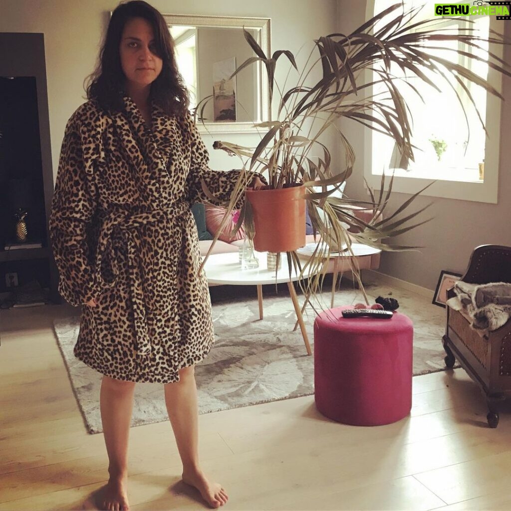 Cecilie Steinmann Neess Instagram - Jeg skal ikke få barn før jeg klarer å holde en plante i live. Denne skulle visstnok være umulig å drepe . #sukCess