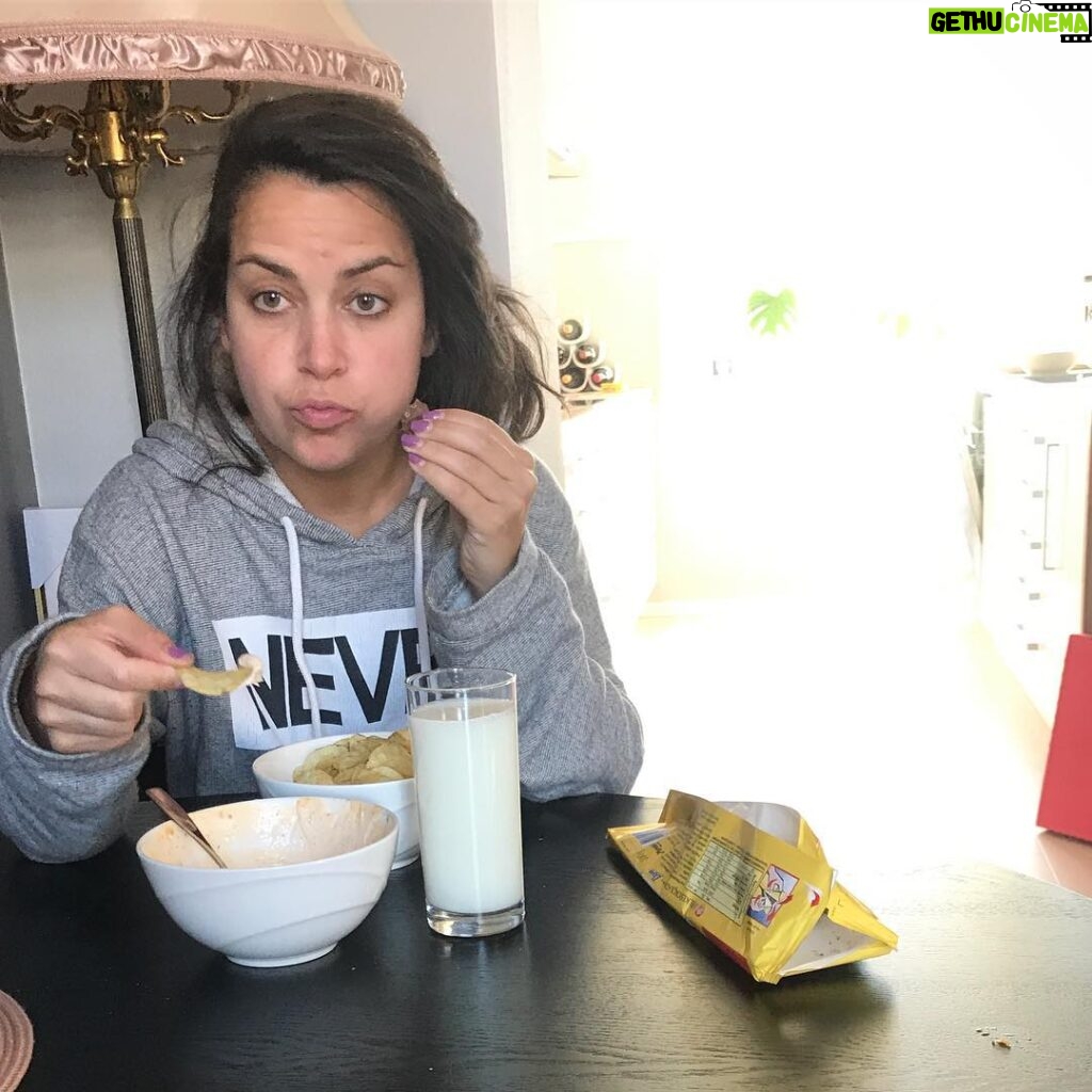 Cecilie Steinmann Neess Instagram - Når du skal ha mensen og spiser potetgull,dipp og sjokolade til frokost. Og topper det hele med et glass melk. God påske! #sukCess #TanteJocelyn