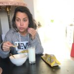 Cecilie Steinmann Neess Instagram – Når du skal ha mensen og spiser potetgull,dipp og sjokolade til frokost. Og topper det hele med et glass melk. God påske! #sukCess #TanteJocelyn