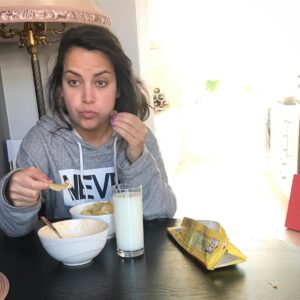 Cecilie Steinmann Neess Instagram - Når du skal ha mensen og spiser potetgull,dipp og sjokolade til frokost. Og topper det hele med et glass melk. God påske! #sukCess #TanteJocelyn