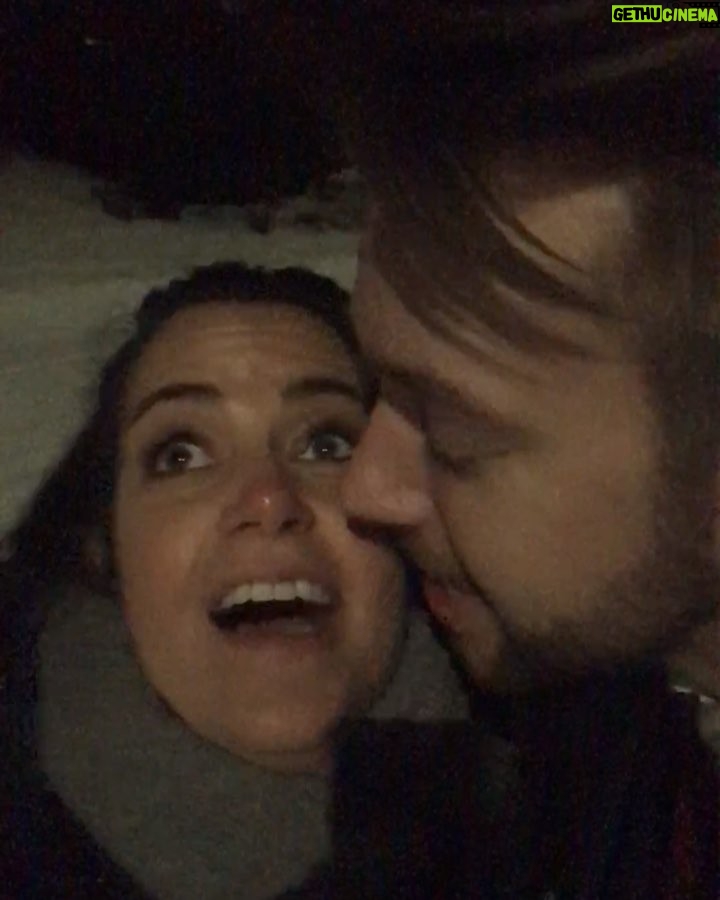 Cecilie Steinmann Neess Instagram - Når du endelig har noen å kysse på nyttårsaften, men har vært singel så lenge at rakettene fremdeles er ALT! #sukCess Godt nyttår! 🎉