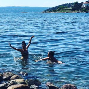 Cecilie Steinmann Neess Instagram - Lisa poserer , lykkelig uvitende om at jeg tisser... #sukCess @lisingsbarnet ☀️