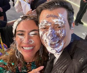 Celso Portiolli Instagram - 🌟 Conquistamos juntos a meta de 35 milhões no Teleton! 🎉 Este sucesso reflete a generosidade incrível de cada um de vocês, brasileiros maravilhosos, que se uniram por uma causa tão especial.

🙏 Graças a vocês, muitas crianças na AACD continuarão recebendo cuidados essenciais. Nosso coração transborda gratidão a Deus por nos guiar nesta jornada de solidariedade e esperança.

🌈 A cada pessoa que doou, que dedicou tempo nessa maratona, enviamos 35 milhões de beijos e nossa eterna gratidão. Vocês são verdadeiros heróis, transformando vidas com amor e compaixão. OBRIGADO! ❤️