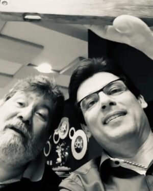 Celso Portiolli Instagram - Hoje dizemos um adeus cheio de saudade ao nosso querido Magrão, o Roberto Manzoni. Diretor de tantos programas que amamos no SBT, ele sabia como ninguém dar vida a um programa de auditório. Seu trabalho tocou tantas vidas, e sua ausência será sentida em nossos corações. Nossos pensamentos estão com a família e amigos do nosso grande diretor Magrão neste momento difícil. Vamos sempre lembrar dele com carinho e gratidão por todos os momentos felizes que nos proporcionou. Obrigado Magrão 😭🙏