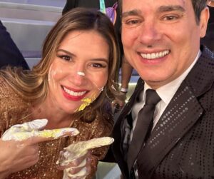 Celso Portiolli Instagram - 🌟 Conquistamos juntos a meta de 35 milhões no Teleton! 🎉 Este sucesso reflete a generosidade incrível de cada um de vocês, brasileiros maravilhosos, que se uniram por uma causa tão especial.

🙏 Graças a vocês, muitas crianças na AACD continuarão recebendo cuidados essenciais. Nosso coração transborda gratidão a Deus por nos guiar nesta jornada de solidariedade e esperança.

🌈 A cada pessoa que doou, que dedicou tempo nessa maratona, enviamos 35 milhões de beijos e nossa eterna gratidão. Vocês são verdadeiros heróis, transformando vidas com amor e compaixão. OBRIGADO! ❤️