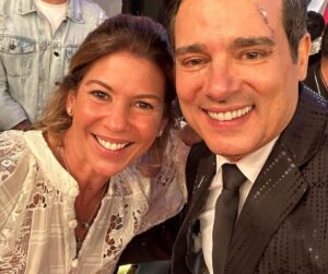Celso Portiolli Instagram - 🌟 Conquistamos juntos a meta de 35 milhões no Teleton! 🎉 Este sucesso reflete a generosidade incrível de cada um de vocês, brasileiros maravilhosos, que se uniram por uma causa tão especial.

🙏 Graças a vocês, muitas crianças na AACD continuarão recebendo cuidados essenciais. Nosso coração transborda gratidão a Deus por nos guiar nesta jornada de solidariedade e esperança.

🌈 A cada pessoa que doou, que dedicou tempo nessa maratona, enviamos 35 milhões de beijos e nossa eterna gratidão. Vocês são verdadeiros heróis, transformando vidas com amor e compaixão. OBRIGADO! ❤️