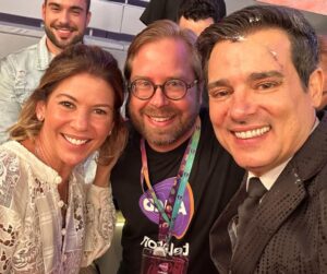 Celso Portiolli Instagram - 🌟 Conquistamos juntos a meta de 35 milhões no Teleton! 🎉 Este sucesso reflete a generosidade incrível de cada um de vocês, brasileiros maravilhosos, que se uniram por uma causa tão especial.

🙏 Graças a vocês, muitas crianças na AACD continuarão recebendo cuidados essenciais. Nosso coração transborda gratidão a Deus por nos guiar nesta jornada de solidariedade e esperança.

🌈 A cada pessoa que doou, que dedicou tempo nessa maratona, enviamos 35 milhões de beijos e nossa eterna gratidão. Vocês são verdadeiros heróis, transformando vidas com amor e compaixão. OBRIGADO! ❤️