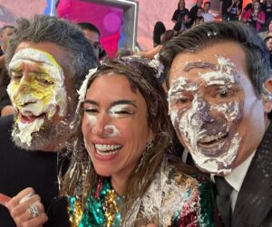 Celso Portiolli Instagram - 🌟 Conquistamos juntos a meta de 35 milhões no Teleton! 🎉 Este sucesso reflete a generosidade incrível de cada um de vocês, brasileiros maravilhosos, que se uniram por uma causa tão especial.

🙏 Graças a vocês, muitas crianças na AACD continuarão recebendo cuidados essenciais. Nosso coração transborda gratidão a Deus por nos guiar nesta jornada de solidariedade e esperança.

🌈 A cada pessoa que doou, que dedicou tempo nessa maratona, enviamos 35 milhões de beijos e nossa eterna gratidão. Vocês são verdadeiros heróis, transformando vidas com amor e compaixão. OBRIGADO! ❤️