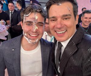 Celso Portiolli Instagram - 🌟 Conquistamos juntos a meta de 35 milhões no Teleton! 🎉 Este sucesso reflete a generosidade incrível de cada um de vocês, brasileiros maravilhosos, que se uniram por uma causa tão especial.

🙏 Graças a vocês, muitas crianças na AACD continuarão recebendo cuidados essenciais. Nosso coração transborda gratidão a Deus por nos guiar nesta jornada de solidariedade e esperança.

🌈 A cada pessoa que doou, que dedicou tempo nessa maratona, enviamos 35 milhões de beijos e nossa eterna gratidão. Vocês são verdadeiros heróis, transformando vidas com amor e compaixão. OBRIGADO! ❤️