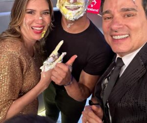 Celso Portiolli Instagram - 🌟 Conquistamos juntos a meta de 35 milhões no Teleton! 🎉 Este sucesso reflete a generosidade incrível de cada um de vocês, brasileiros maravilhosos, que se uniram por uma causa tão especial.

🙏 Graças a vocês, muitas crianças na AACD continuarão recebendo cuidados essenciais. Nosso coração transborda gratidão a Deus por nos guiar nesta jornada de solidariedade e esperança.

🌈 A cada pessoa que doou, que dedicou tempo nessa maratona, enviamos 35 milhões de beijos e nossa eterna gratidão. Vocês são verdadeiros heróis, transformando vidas com amor e compaixão. OBRIGADO! ❤️