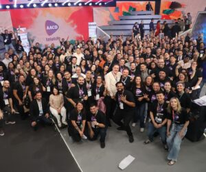 Celso Portiolli Instagram - 🌟 Conquistamos juntos a meta de 35 milhões no Teleton! 🎉 Este sucesso reflete a generosidade incrível de cada um de vocês, brasileiros maravilhosos, que se uniram por uma causa tão especial.

🙏 Graças a vocês, muitas crianças na AACD continuarão recebendo cuidados essenciais. Nosso coração transborda gratidão a Deus por nos guiar nesta jornada de solidariedade e esperança.

🌈 A cada pessoa que doou, que dedicou tempo nessa maratona, enviamos 35 milhões de beijos e nossa eterna gratidão. Vocês são verdadeiros heróis, transformando vidas com amor e compaixão. OBRIGADO! ❤️