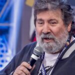 Celso Portiolli Instagram - Hoje dizemos um adeus cheio de saudade ao nosso querido Magrão, o Roberto Manzoni. Diretor de tantos programas que amamos no SBT, ele sabia como ninguém dar vida a um programa de auditório. Seu trabalho tocou tantas vidas, e sua ausência será sentida em nossos corações. Nossos pensamentos estão com a família e amigos do nosso grande diretor Magrão neste momento difícil. Vamos sempre lembrar dele com carinho e gratidão por todos os momentos felizes que nos proporcionou. Obrigado Magrão 😭🙏