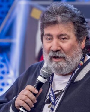 Celso Portiolli Instagram - Hoje dizemos um adeus cheio de saudade ao nosso querido Magrão, o Roberto Manzoni. Diretor de tantos programas que amamos no SBT, ele sabia como ninguém dar vida a um programa de auditório. Seu trabalho tocou tantas vidas, e sua ausência será sentida em nossos corações. Nossos pensamentos estão com a família e amigos do nosso grande diretor Magrão neste momento difícil. Vamos sempre lembrar dele com carinho e gratidão por todos os momentos felizes que nos proporcionou. Obrigado Magrão 😭🙏