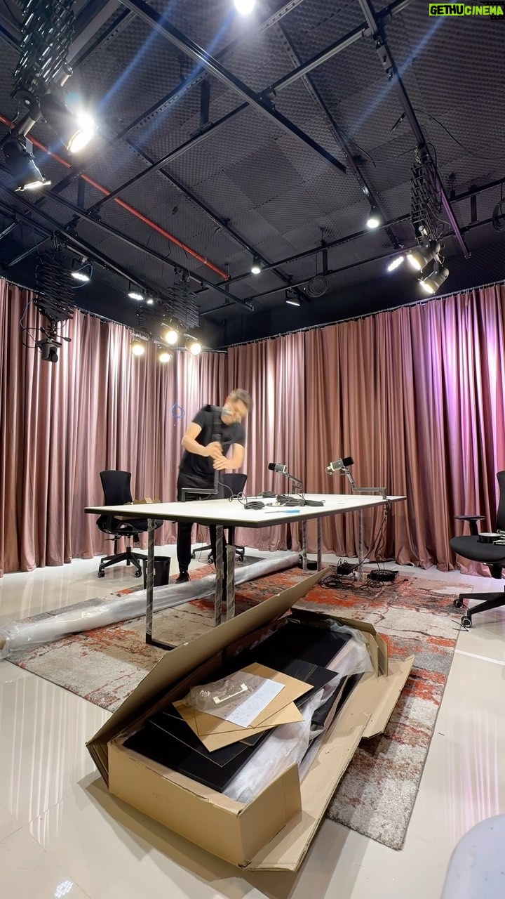 Celso Portiolli Instagram - Montando a parte de áudio do novo estudio da filha e da sobrinha. @podcmais 🙏