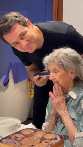 Celso Portiolli Instagram - Hoje é o aniversário dela, 97 anos. 🙏 O Pastor Junior fez uma oração pela saúde da minha mãe. Ela ouvindo a oração é a coisa mais linda. 🙏