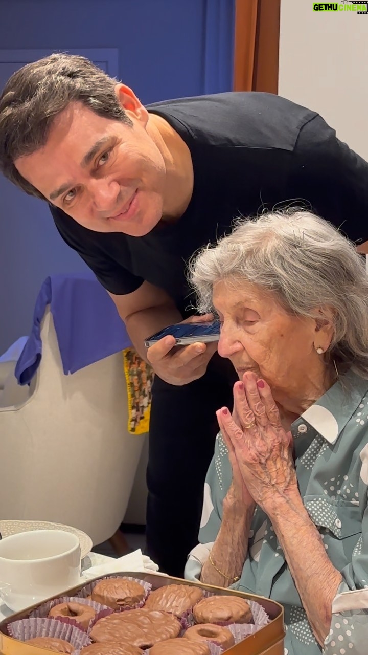Celso Portiolli Instagram - Hoje é o aniversário dela, 97 anos. 🙏 O Pastor Junior fez uma oração pela saúde da minha mãe. Ela ouvindo a oração é a coisa mais linda. 🙏