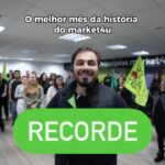 Celso Portiolli Instagram - RECORDE! 💚 Recorde de produtos vendidos, recorde de novos condomínios e empresas com o Market4u e também recorde de novos franqueados! Nesta sexta-feira tivemos muita celebração aqui no escritório de Curitiba por um motivo mais que especial: 35 contratados de franquias assinados! São 35 novos empreendedores que viram no nosso modelo de negócio uma oportunidade de sucesso e de empreender com todo o suporte e segurança de um segmento com potencial imenso. São empreendedores que irão levar mais tempo e comodidade para quase 1 MILHÃO de clientes em todas as regiões do Brasil! 🇧🇷 Estamos revolucionando o varejo, é o começo de muito sucesso que ainda virá! 🚀 Obrigado a todos os nossos clientes, síndicos, parceiros e claro, nosso time que fazem parte desse movimento de sucesso! 💚 #empresa #mercadinho #franquia #negocios #inovação #brasil