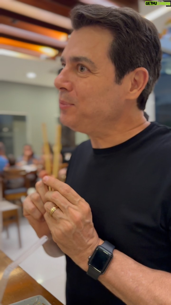 Celso Portiolli Instagram - Niver da filhota Lu!!! Fomos no Osaka, nosso restaurante japonรชs favorito! Veja como sou bom em lidar com os pauzinhos ๐๐๐