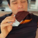 Celso Portiolli Instagram - Você vai se apaixonar por essa delicinha! O tablete Dark Milk 55% é tão prazeroso quanto assistir esse vídeo. Ele tem mais leite e menos açúcar do que os demais chocolates intensos. Além disso, ele segue o conceito “Tree to Bar”, em que a @cacaushow faz tudo, desde cultivo do cacau até a produção do chocolate, garantindo qualidade e muito sabor. #DarkMilk #Publi