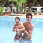 Celso Portiolli Instagram - Fotinho do gatinho novinho. Essa foto foi tirada em Maringá, eu na piscina com meu sobrinho Junior. Aproveitei e fiz montagens com inteligência artificial.