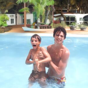 Celso Portiolli Instagram - Fotinho do gatinho novinho. Essa foto foi tirada em Maringá, eu na piscina com meu sobrinho Junior. Aproveitei e fiz montagens com inteligência artificial.