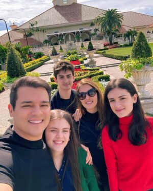 Celso Portiolli Instagram - Minha família e eu acabamos de ter a experiência mais incrível no Trump Hotel Doral! 🏨 Fomos recebidos com um atendimento impecável que superou nossas expectativas. Os quartos eram espaçosos e luxuosos, um verdadeiro conforto que nos fez sentir especiais. A culinária nos restaurantes foi espetacular 🍽️ - cada prato uma obra de arte. Este hotel é uma celebração do extraordinário. Nós certamente voltaremos! #ExperiênciaInesquecível #TrumpHotelDoral @trumpdoral #trumpdoral