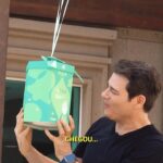 Celso Portiolli Instagram – O espírito natalino está no ar e é claro que a Cacau Show faz tudo ficar mais especial!
Obrigado @alecacaushow pelo Panetone laNut Pistache, ele é maravilhoso! 🎁
Agora vou enviar o meu presente para uma pessoa muito especial. Acho que ela já até está prevendo o que chegará…