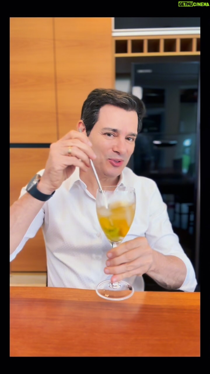 Celso Portiolli Instagram - Sextou com uma receita simples para quem quer brindar com a família! Para esse brinde com @cereserautentica você vai precisar de 3 itens: 1 Cereser Ice, gelo e frutas da sua preferência. A Cereser Ice é a bebida ideal para quem quer se refrescar dias quentes com drinks e combinações perfeitas, por ter um teor alcoólico maior, saboreie esta bebida com gelo e frutas da sua escolha! #Cereser #CereserAutentica #AutenticaDoBrasil #Publi