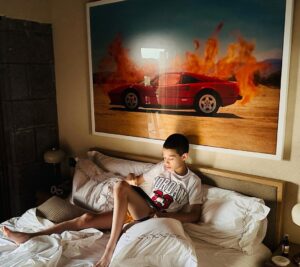 Cem Yılmaz Instagram - Nerde yanan bir Testarossa görürsen beni hatırla demiştin,biliyorsun seni ben sonbaharda sevmiştim Art by @tylershields1 And @cmylmz 🐣🔥
