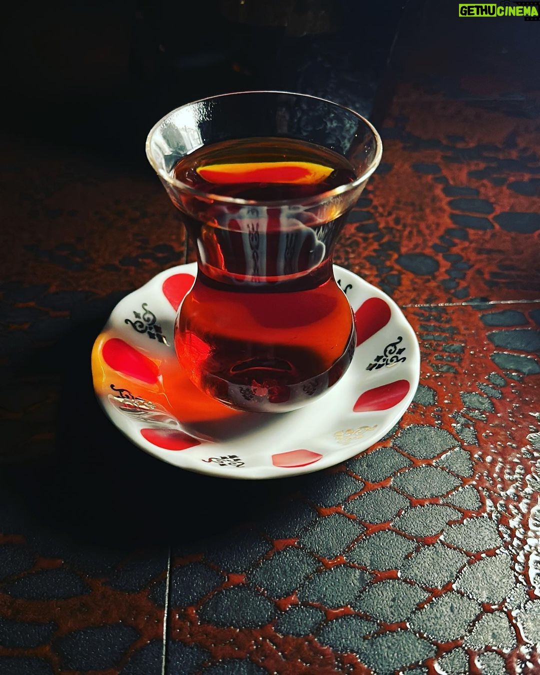 Cem Yılmaz Instagram - Şahin tepesi çay evi #tesekkürler 2bardak içtik bedava çok sagolun #şahintepesi #Çayamkartıkçayıdakendinalya #barter #instagramsinyalciliğibitsin.