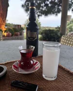 Cem Yılmaz Instagram - Tiryakiler kızmasın…🌹