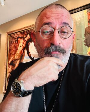 Cem Yılmaz Instagram - 1988 de başlayan iş hayatımın sonuna geldim.Artık Bağkur emeklisiyim ilk maaşımı aldım. 12.680 TL …Tesekkürler hayat ❤️❤️❤️ çok çok mutluyum…Ciddi görüşmek isteyen emeklilerle görüşürüm.