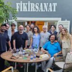 Cem Yılmaz Instagram - Bir okuma provası günümüz..2.sezona daha kalabalık giriyoruz. Resimde olmayan arkadaşlarım da var :) @kendiismim @68canylmz @caglar_corumlu @bulentsakrak_ @boraakkas @nilperi @mervedizdar @ahseneroglu22 @sukranovali @bigeonal @celalkadrikinoglu @seda_akman_official @tgrltlk @shanali. @handeyilmaz @ozancelikyes